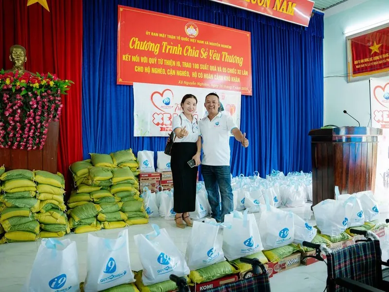 Hình ảnh minh họa mạng lưới hỗ trợ cộng đồng, với nhiều bàn tay nắm lấy nhau, tượng trưng cho sự đoàn kết và giúp đỡ.